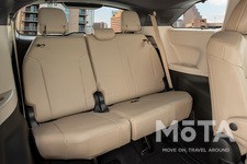 3列目シートは全グレード3人掛けのベンチシート。全長が5,169mmもあるだけに、アルファードなどの国産ミニバンよりもゆとりのあるスペースが取られている。