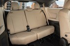 3列目シートは全グレード3人掛けのベンチシート。全長が5,169mmもあるだけに、アルファードなどの国産ミニバンよりもゆとりのあるスペースが取られている。