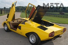 大きなエンジンを後方に搭載するカウンタックは、真後ろの視界がほぼゼロ。そのため、バックミラーだけでは後方の確認が満足にできない。そこでカウンタックオーナーはバックをする際、シザードアを開けてサイドシル（ドア下の敷居部分）に腰掛け、箱乗り状態でバックした。このバックの方法は「カウンタックリバース」と呼ばれている。