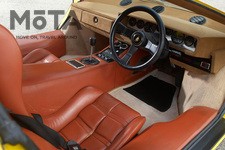 インテリアは運転に必要な装置以外が見当たらないシンプルな造形で、直線基調のダッシュボードにはメーター類が一列に並ぶ。そして、運転席と助手席を隔てるのは極太のセンターコンソール。またサイドシルも極太で、いかにもボディ剛性が高そうである。