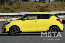 サイドデザインで特徴的なのは、リアのドアハンドルをピラー（柱）内に設置したこと。敢えてドアハンドルを分かりにくくし、2ドアクーペのように見せることでスポーツモデルらしいシャープな印象を与える。  元々は欧州のハッチバック車にも使われる手法であり、見た目と使いやすさを両立した構造だ。