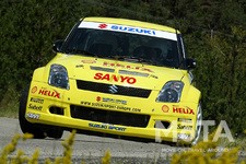 写真は2005年、ジュニア世界ラリー選手権（JWRC）に出場した2代目モデルのラリーマシン「スズキ スイフト スーパー1600」。モータースポーツの世界で活躍したことで、黄色はスイフトを象徴するボディカラーとして定着した。