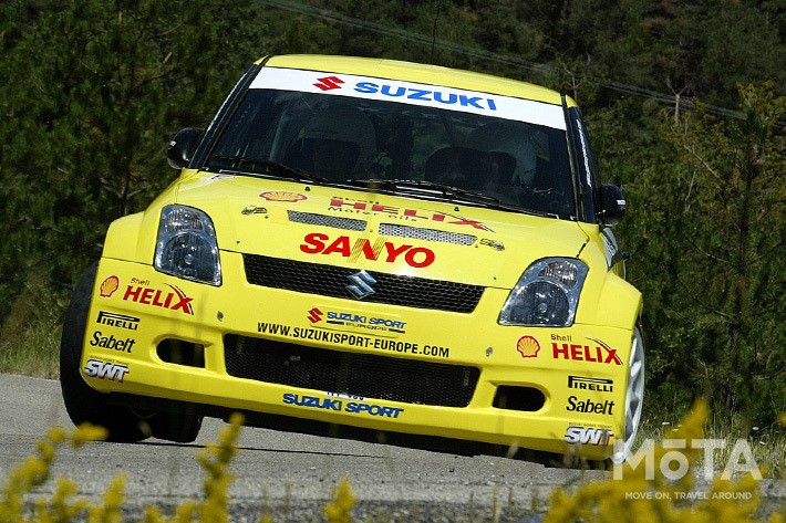 写真は2005年、ジュニア世界ラリー選手権（JWRC）に出場した2代目モデルのラリーマシン「スズキ スイフト スーパー1600」。モータースポーツの世界で活躍したことで、黄色はスイフトを象徴するボディカラーとして定着した。