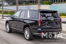 大きなボディに似つかわしい6.2リッターV型8気筒の大排気量エンジンは、オンオフの路面を問わず2.5トンを超える車体を突き動かしてくれる。  一方、高速道路などの負荷がかからない場面では、無駄なパワー消費を抑えるために8気筒のうちの4気筒または6気筒を休止させる「ダイナミックフューエルマネジメント」を採用。いかにもアメ車らしい豪快な見た目でありながら、環境への配慮も忘れない。