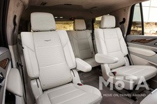 2列目シート及び3列目シートはホイールベースの拡大とリアサスペンションの改良により、足元スペースは先代モデルより40％拡大し、3列目シートは大人の男性がゆったりと座れる広さを確保している。