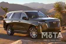 全長5382mm×全幅2060mm×全高1948mmの巨体は、世界のSUVの中でもかなりの大きさを誇り、ひとたび外を走れば抜群の存在感を放つ。エクステリアは各所にクロームメッキをあしらうことで武骨一辺倒ではなく、ラグジュアリーSUVとしての高級感を漂わせる。