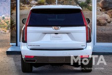 リアフォルムは真四角に近い独特な塊感があり、リアゲート左右の膨らみもアメ車らしいマッシブな印象。そして、リアゲートを開けるためには中央部のエンブレムを押すという、ユニークなギミックも隠されている。