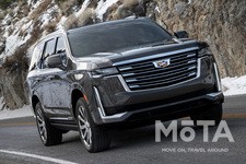 キャデラック エスカレードは、3列シートを備える同社のフラッグシップSUV。初代は1999年にデビューし、現行モデルは5代目にあたる。  見る者を圧倒する大柄なボディと、3列目シートもゆったり過ごせる豪華な室内はワイルドさとラグジュアリーさを両立。グレードはクロームメッキを基調とした「プラチナム」と、ブラックが基調の「スポーツ」から選ぶことができる。