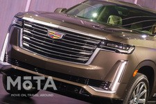 フロントフェイスの大部分を占める巨大なグリルは、先代モデルと比べても引けを取らない迫力だ。  一方縦長から横長に変わったヘッドライトは、先進的かつ落ち着いた雰囲気。これは同社が2016年に公開した次世代コンセプトカー「エスカーラコンセプト」のエッセンスを取り込んでいる。