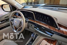 自動車業界初採用となる湾曲したOLED（有機EL）ディスプレイは運転席を包み込むように弧を描いており、左、正面、右と3つのディスプレイをすべて合わせると対角38インチという大画面を実現。  スクリーン上に広がるワイドディスプレイは、画面解像度は4Kテレビの2倍とただ画面が大きいだけではなく、最先端の技術が惜しみなく注ぎ込まれている。