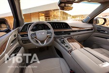 純粋なウッドを使った上質なインテリアは、エクステリアとはまた違った落ち着きがあり、ラグジュアリーSUVらしい十分な風格を備える。  シートにはヒーター機能やベンチレーション機能、マッサージ機能を搭載。そしてセンターコンソール下部には冷蔵庫が設置されるなど、車の常識を超えた快適装備が用意されている。