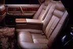 この車にとってメインとなる後席の空間は、重厚感や高級感という言葉がしっくりくる豪華なもの。牛革を使ったシートやウォールナットの木目が映える内装パネルが、いかにも高級な雰囲気を醸し出している。
