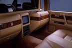 トップグレードとなるセレクションIIIは、前後席を仕切るパーティションや冷蔵庫、テレビに加え、さらに車載用FAXまで装備することができた。  Eメールが全盛となる前は、FAXがビジネス文書のやり取りに欠かせないアイテムであり、エグゼクティブ層をターゲットにした車ならではの装備の一つといえる。  また、コンパクトで安価な液晶テレビが簡単に購入できる現在とは異なり、後席専用のテレビを搭載していたこと自体、特別極まりない。