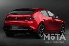 太いリアピラー（後ろの支柱）による、引き締まった後ろ姿が特徴的なマツダ3。  艶やかな曲線はソウルレッドの効果により、グラマラスなウェーブを演出。一切濁りがなく瑞々しい曲面は、高級車やコンセプトカーに一切引けを取らないラグジュアリーな仕上がりを見せる。