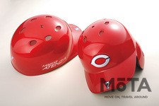 マツダと本拠地を同じくする広島東洋カープのヘルメットは、ソウルレッドプレミアムメタリックをイメージした色が使われている。  “イメージした色”というのは、ヘルメットの材質と形状の都合上そのまま塗るのでは本来のソウルレッドの色は出ないのだという。色の配合や塗り方を根本から考え直し、ソウルレッドの艶感をグラウンドで最大限に発揮できるよう工夫されたカラーリングなのである。