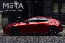 一方、光の当たらない夜間に僅かに光が差し込むと、明と暗のコントラストがはっきりと現れる。  光の当たり方でさまざまな色合いを見せるのはソウルレッドの特徴であり、塗料の中に埋め込まれている高輝度アルミフレーク（光を反射する細かいアルミ片）の位置と向きを揃えることで、意図的に明と暗の差を出すようにしている。