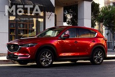 日中は光を吸収し、まるでキャンディのような艶やかな赤を発色する。写真のCX-5のように、前後フェンダー部やドア部の曲面で綺麗に反射し立体感がくっきりと生まれている。  この光の屈折、反射の具合などは専門的な光学測定装置を用いてまで事細かに研究されたのだ。