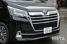 全体的なエクステリアデザインは、シンプルなボディパネルで構成しつつ、フロントグリルやバンパーのメッキ部分を低い位置に配置することでずっしりとした安定感と高級感を演出。加えて、フロントバンパーのフォグランプをつなぐメッキガーニッシュが、ワイドなスタイリングを強調している。