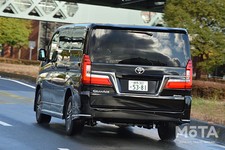 リアスタイルは、L字型のリアコンビランプとナンバーの下から囲み左右を繋ぐメッキガーニッシュにより、上質感と重心の低さを作り出す。また、ボディサイドとリアバンパー下部の左右のメッキパーツがさりげないアクセントとなり、ラグジュアリーミニバンであることを感じさせる。