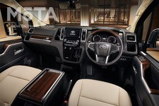 インテリアは、金属調パーツや木目調パーツを随所にあしらい上質感を演出。運転席と助手席のサイドウィンドウの枠が低い位置にあり、運転中の視界は良好だ。また、インパネ左右の小窓が死角を減らしているため、運転中の不安要素も少ない。