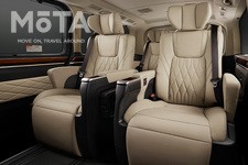 特に3列6人乗りは2列目3列目ともに、エクゼクティブパワーシートを採用。ロングスライド機構やパワーリクライニング機構、パワーオットマン、格納式テーブルなどを装備し利便性や快適性の良さを追求している。大きなボディサイズを活かした広い室内空間に、まるでプライベートジェットのような空間を持つのもグランエースの特徴だ。