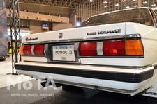 最も売れたボディカラーの白も、当時としてはただの白ではなく特別感があった。 当時の大衆車に採用されていた白はややクリームがかった色だったため、マークIIに採用された「スーパーホワイト」の輝くような白色は、上質な物を求める当時の日本人の心を鷲掴みにした。