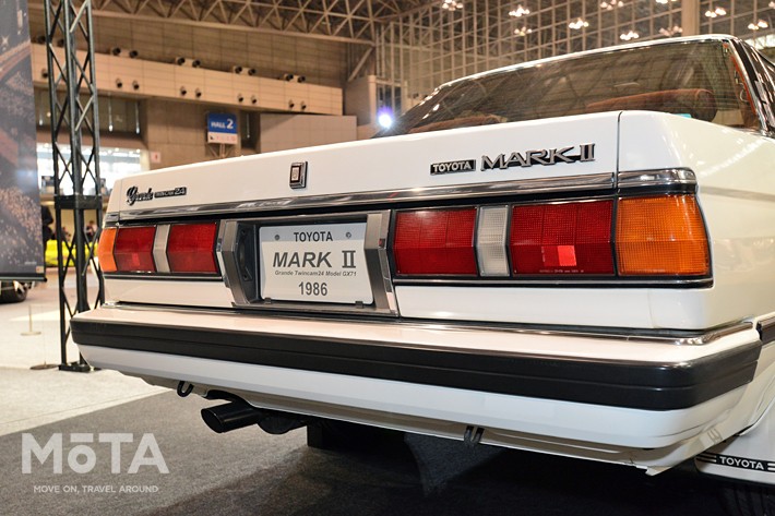 最も売れたボディカラーの白も、当時としてはただの白ではなく特別感があった。 当時の大衆車に採用されていた白はややクリームがかった色だったため、マークIIに採用された「スーパーホワイト」の輝くような白色は、上質な物を求める当時の日本人の心を鷲掴みにした。