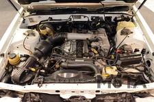 最上級グレードに搭載された、DOHC24バルブ直列6気筒ツインターボエンジンは、日本車初となるツインカムツインターボエンジンで、実用目的のみだった自家用車に、走りを楽しむという要素を加えたことも贅沢志向を刺激。 さらに足回りも走行状態や好みで減衰力（固さ）を変えられる先進のサスペンション、TEMS（トヨタ電子制御サスペンション）を搭載していた。