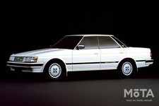 ハイソカーという言葉は上流階級の車という意味。1980年代初頭に高級車に対して使われ始め、やがて高級志向の機運が高まった大衆の間で一大ブームとなっていった。 大衆車コロナのやや高級仕様な派生車種だったマークIIは、一般層の所得向上とともに高まった高級志向に合わせてコロナから独立。豪華な内装と先進技術を盛り込み、5代目マークIIとして1984年に投入され、兄弟車クレスタ、チェイサーと共にマークII三兄弟と呼ばれ、ハイソカーブームの火付け役となった。