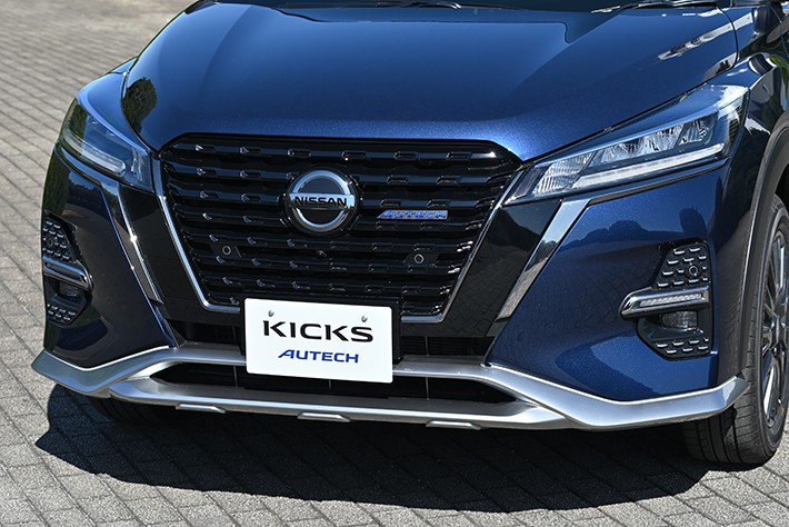 特徴的なクロームドット加飾をフォグランプ部に施している