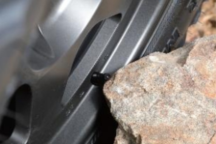 岩などにヒットしてもエア抜けしにくいゴムバルブを標準装備