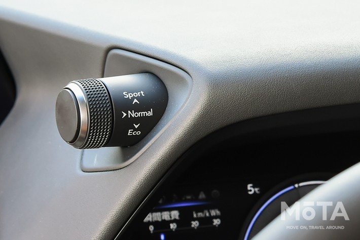 メーター左上部に走行モード切り替えスイッチを設置。運転中でも視線移動せずに変更が可能