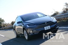 モデルXはアメリカの電気自動車メーカー、テスラが「最も安全で高機能なSUV」として製作した5～7人乗りのSUV。前後にひとつずつ搭載されたモーターの駆動により走行するEV（100％電気自動車）で、日本では2016年より販売を開始した。 また、米道路交通安全局が2017年に行った安全評価試験では、SUVとしては初の安全性5つ星評価を獲得している。