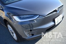 フロントフェイスを見てみると、これまで当たり前のように存在しているはずのフロントグリルが存在しない。  EVはエンジンを搭載した車よりも発熱が少なく、冷却を行うにしても従来のような走行風を通すための大きなフロントグリルは必要ないのだ。そのためグリルのような部分はグリル風の加飾であり、こういったエクステリアデザインの自由度の高さもEV車の特徴と言える。