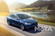 上級グレードの「Plaid」では駆動モーターを1つ増やした「トライモーターAWD」を採用し、モーター出力と加速性能をさらにアップさせた。 満充電の航続距離は通常グレードである「ロングレンジ」の580kmと比べて547kmと多少落ちるものの、最大出力は1020ps、加速性能は100km/hまで2.6秒で到達するなど、並みのガソリン車を超越するスペックを誇る。