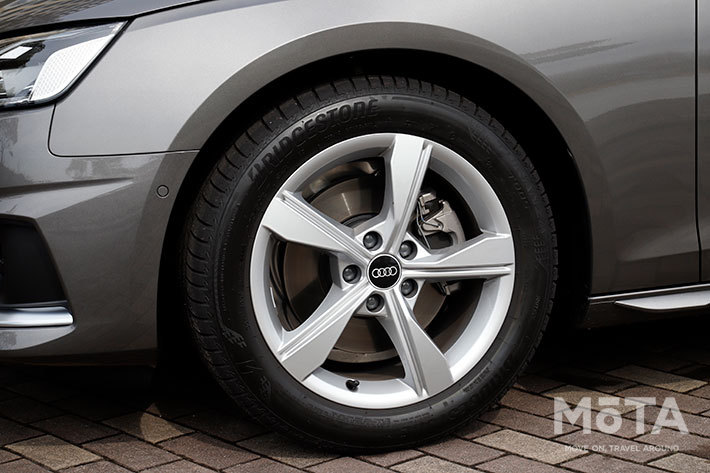 アウディ A4 35 TDI Advanced[ボディカラー：テラグレーメタリック（2021年1月7日発売／B9系・マイナーチェンジモデル）]