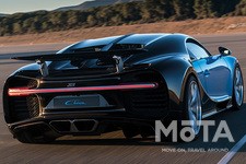 車体中央部には、ボンネットからテールエンド繋がるセンターラインと呼ばれるフィンを持つ。このデザインも、第二次世界大戦前の名車「T57アトランティック」をモチーフとしたデザインだ。  しかもセンターラインは機能的にも重要で、超高速で走行するシロンの直進安定性を高めるという役割がある。ただの名車をモチーフとした飾りではないところに、常に最速を目指してスーパーカーを作り続けてきたブガッティの信念が表れている。