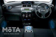 最上級グレードの「Z Qバージョン」では、9個のスピーカーで室内を360°囲んだオーディオサラウンドシステムを装備。アームレスト先端部にはミュージックの操作とイルミネーションの点灯ができるコントローラーが設けられており、楽な姿勢で思いのままに音楽を楽しむことができる。