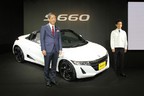 2015年当時、ホンダ S660のLPL（ラージプロジェクトリーダー：開発責任者）を務めた椋本 陵（むくもと りょう）さん（右）