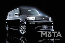 フロント部分には、トヨタのロゴマークはなくbBのロゴのみ。  ユーザーの個性をカスタマイズによって表現してもらうため、メーカーの個性を極力抑えた点も、カスタマイズ前提であるという開発思想を感じる部分だ。