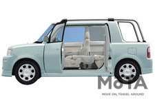 助手席側の前後ドアも観音開き仕様に変更。これだけの大幅な仕様変更の意図は、カスタマイズすることでこんなに楽しめることを、メーカー自らがお手本を示したと言える。