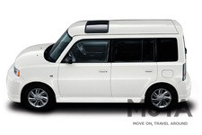 直線的な箱型のボディに、大きく前側に張り出したバンパー。日本車とは思えない、なんともアメリカンでシンプルなデザインは、カスタマイズによって、オーナーの個性を存分に発揮できる。