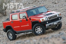 エンジンは、6.0リッターV型8気筒を搭載し、トランスミッションは4速ATで四輪駆動が組み合わされる。2008年モデルからは、エンジン排気量を6.2リッターへアップし、トランスミッションが6速ATとなった。サイズは全長5171mm×全幅2062mm×全高2012mmで、トヨタ ランドクルーザーよりもひとまわり大きい。