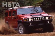 四角い巨体はほぼ直角に立つフロントガラスや四角く小さいサイドウィンドウ、メッキの7スロットメッキグリルが特徴的。ホイールもメッキ調であるため、フロントもサイドもギラツキ感がある。