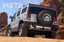 リアスタイルは、ほぼ凹凸がない平らなバックドアがハマー H2らしいゴツさを際立てる。デビュー当初はスペアタイヤが車内に格納されていたが、車内がゴム臭いというクレームが殺到し、2006年モデルからバックドア(車外)に備え付けられるようになった。