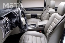 インテリアはH2らしいゴツさとラグジュアリーSUVのような心地よさを両立。垂直にそびえ立つインパネやセンタークラスター、直角に折れ曲がったシフトレバーがH2に乗っていると実感させてくれる。