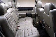 車内に据えられたシートは、大柄なアメリカ人が乗ってもへこたれないであろう肉厚でどっしりとした印象。革張りのシートが高級感を演出し、ハリウッドセレブも納得の仕上がりといったところだろうか。