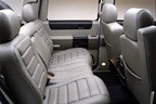 車内に据えられたシートは、大柄なアメリカ人が乗ってもへこたれないであろう肉厚でどっしりとした印象。革張りのシートが高級感を演出し、ハリウッドセレブも納得の仕上がりといったところだろうか。