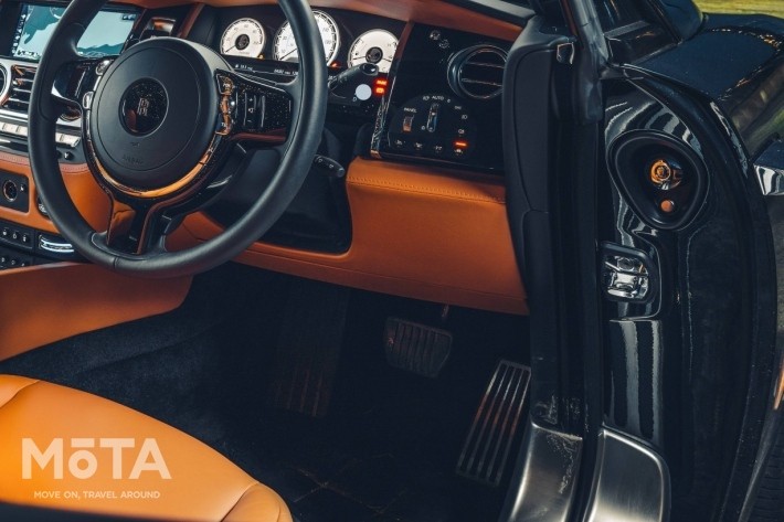 2ドアでもさすがの乗降性！ スーサイドドアが特徴的なロールス