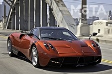 ウアイラのカーボンボディは手作業で滑らかにしあげられ、その姿はパガーニが「走る芸術品」と豪語するほど。サイドミラーは空力性能を考慮してフェンダーに設置されており、木の葉の形のデザインもユーモアを感じる。